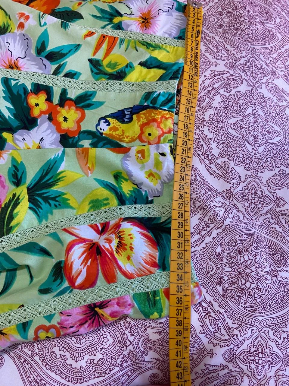 Saia rodada com estampa floral sobre fundo verde menta. Steps every day – photo 11